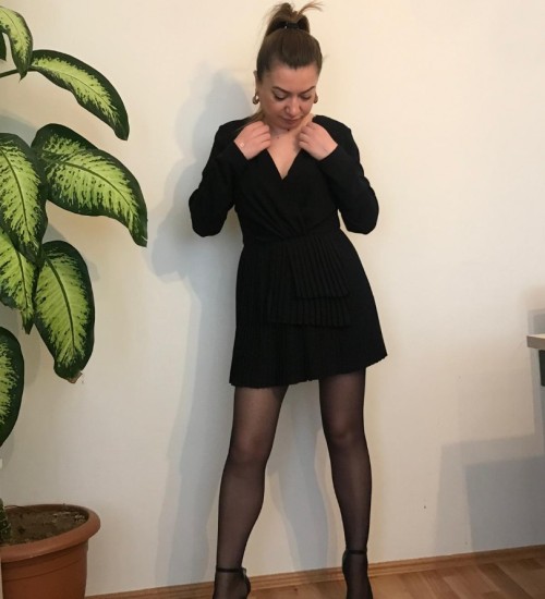 Pilise Detaylı Kruvaze Yaka Mini Tulum Siyah Pilise Detaylı Kruvaze Yaka Mini Tulum Siyah