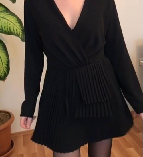 Pilise Detaylı Kruvaze Yaka Mini Tulum Siyah Pilise Detaylı Kruvaze Yaka Mini Tulum Siyah